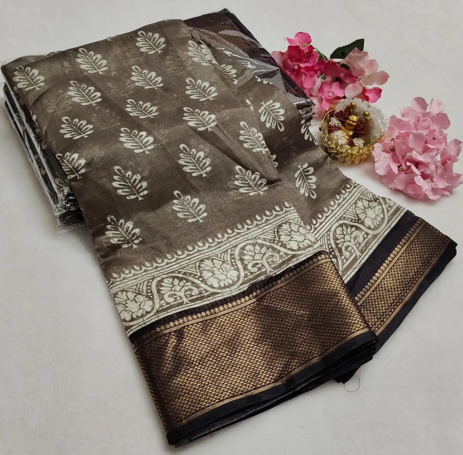 Leaf Butta Grand Banarasi Border Dolla Silk Saree